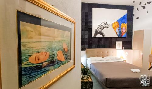 sypialnia z łóżkiem i obrazem na ścianie w obiekcie MR SQUARE apartment w Katanii