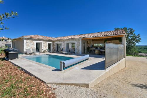 une piscine devant une maison dans l'établissement Le Clos Des Oliviers, à Saint-Privat-de-Champclos