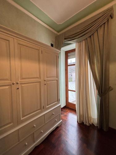 a room with a largeoire with a window at Mecarè B&B in Alife