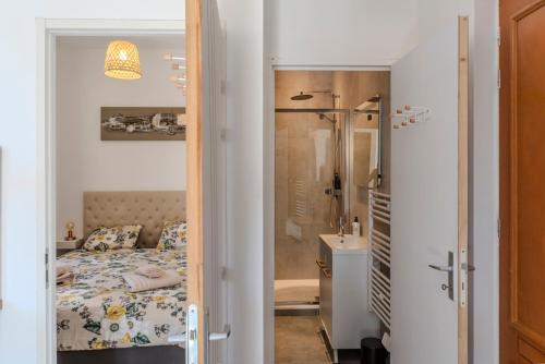une chambre avec un lit et une salle de bain avec douche dans l'établissement FRGK Suquet 