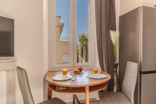 - une table à manger avec deux verres de jus d'orange dans l'établissement FRGK Suquet 