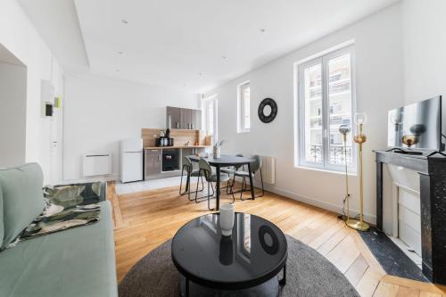 un salon avec un canapé et une table dans l'établissement Appartement 60m2 refait a neuf - Paris 12 - 4p, à Paris