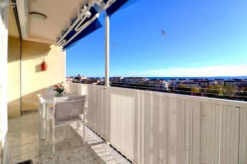 d'un balcon avec une table et une vue sur la ville. dans l'établissement T2 avec vue mer à 5 min de la plage, à Fréjus