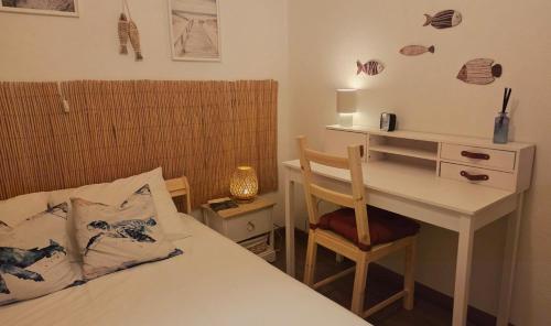 a bedroom with a desk and a bed and a desk and chair at Guest House Da Mata3 in Póvoa de Varzim