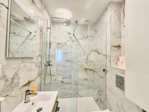 Ένα μπάνιο στο 2 Bedroom flat Cannes Center La Croisette Banane