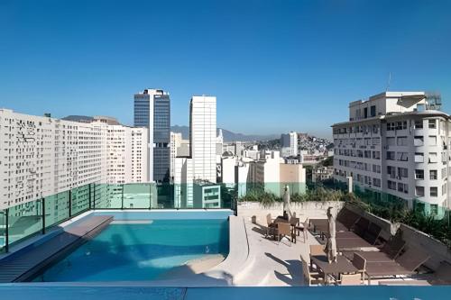 Basen w obiekcie Studio c Piscina e Academia a 13 min de Copa. lub w pobliżu