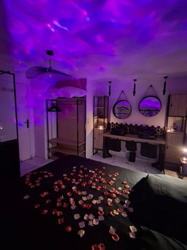 a room with a bunch of flowers on the floor at Sweet dream in Pignans