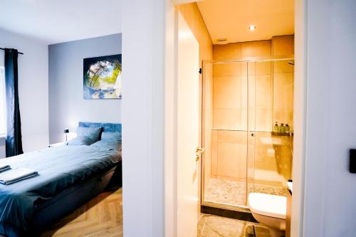 Koupelna v ubytování J&JBermudaStay a Luxurious Double-Bedroom with a Private Bathroom and Shared Kitchen in Bochum Center-Bermuda3Eck