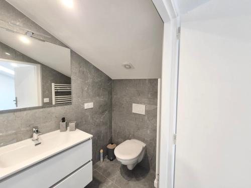 Luxury 3 bed 2 bath flat Cannes Croisette photo 21