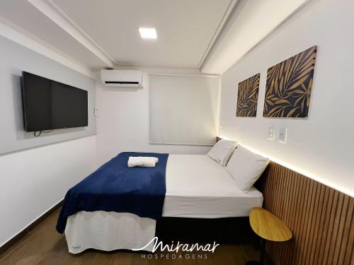 a small room with a bed and a flat screen tv at Move - Tambaú in Tambaú