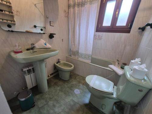 Ένα μπάνιο στο Apartamento en Moreda 21A05