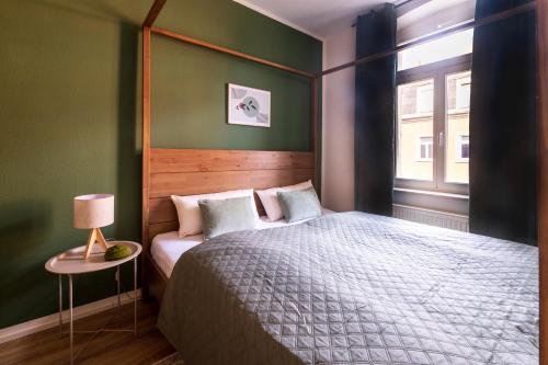 a bedroom with a large bed and a window at Design ElbOase-Zentral-Parkplatz-Waschmaschine-2 separate Schlafplätze in Pirna