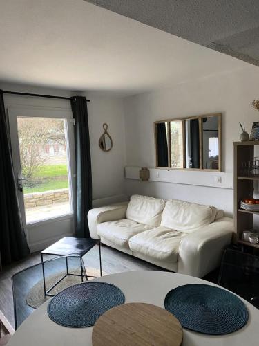 - un salon avec un canapé blanc et une fenêtre dans l'établissement Résidence Port du Crouesty - maeva Home - Appartement 2 pièces 4 personnes - Budget MAE-2811, à Arzon