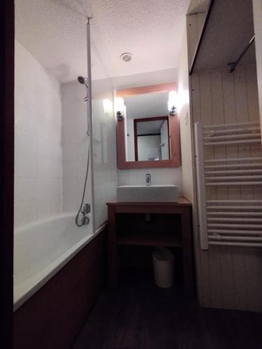 une salle de bain avec une baignoire, un lavabo et un miroir dans l'établissement Résidence Port du Crouesty - maeva Home - Appartement 2 pièces 4 personnes - Budget MAE-2811, à Arzon