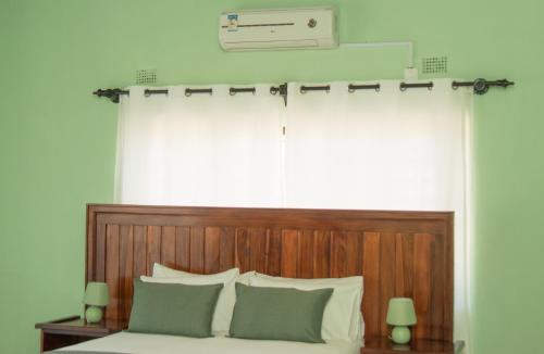 Ένα ή περισσότερα κρεβάτια σε δωμάτιο στο Lynn Holiday Inn