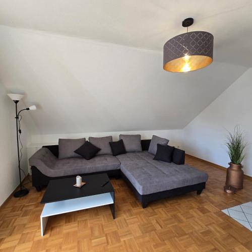ein Wohnzimmer mit Sofa und Tisch in der Unterkunft Große Dachgeschosswohnung in Löhne-Bad Oeynhausen in Löhne