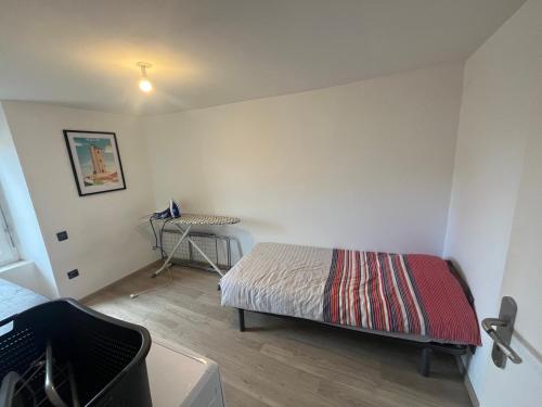 une chambre avec un lit et une table dedans dans l'établissement L'Horizon du Beffroi, à Millau