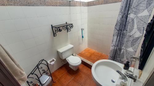 ein Badezimmer mit Toilette, Waschbecken und Dusche in der Unterkunft Quinta San Miguel Ricaurte in Ricaurte
