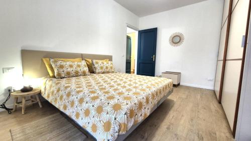 una camera da letto con un letto, un tavolo e uno specchio di Casa Relli 30 minutes to Rome Center a Roma