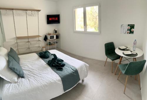 Photo de la galerie de l'établissement Chambre avec coin repas & fitness, à Beynost
