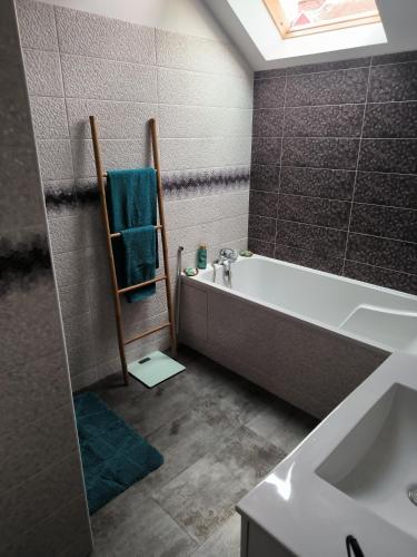 un bagno con vasca e lavandino di Maison O Naturelle a Troyes