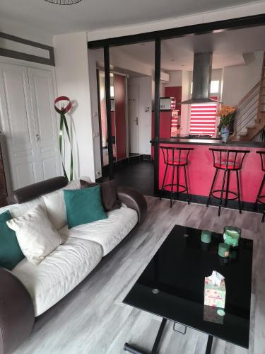 un salon avec un canapé blanc et une table dans l'établissement Maison O Naturelle, à Troyes