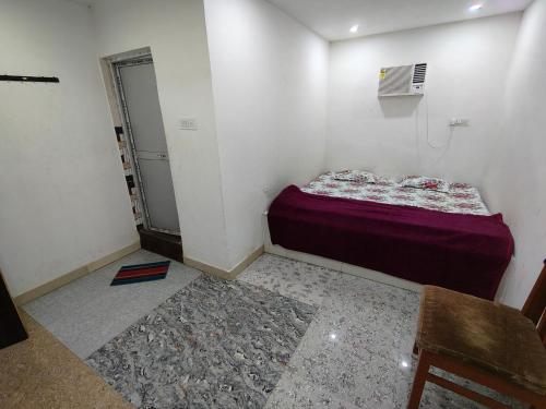 Postel nebo postele na pokoji v ubytování Hotel Janki Niwas - बाबा बैद्यनाथ मंदिर के निकट