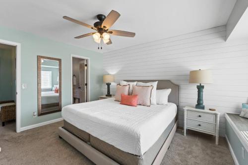 En eller flere senge i et værelse på Compass Cottage