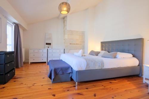 une chambre avec un grand lit et une commode dans l'établissement le cocon de Taillefer, à Périgueux