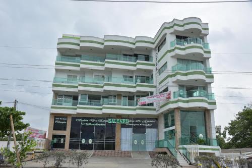 ein hohes Gebäude mit Grün und Weiß in der Unterkunft Hotel Cartagena Comfort in Cartagena de Indias