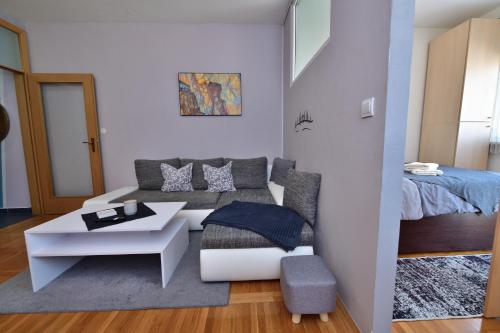 Katil atau katil-katil dalam bilik di Studio apartman Čvek