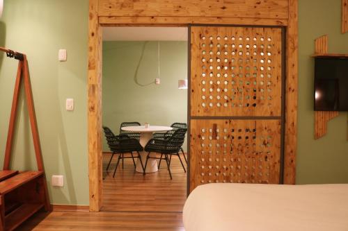 a room with a bed and a table and chairs at Hotel Nacional Inn Curitiba Santa Felicidade in Curitiba