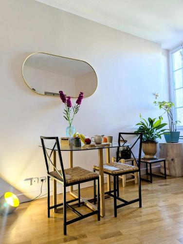 une salle à manger avec une table et un miroir dans l'établissement La bulle Uzétienne, à Uzès