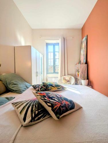 - une chambre avec 2 oreillers au-dessus d'un lit dans l'établissement La bulle Uzétienne, à Uzès