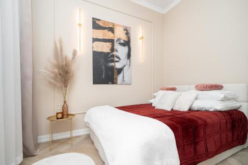 チェンストホヴァにあるGold Apartments NMP 35の白いベッドルーム(赤い毛布付きのベッド付)