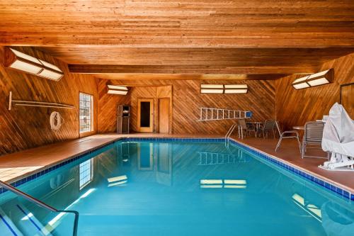 a swimming pool with a wooden ceiling at Best Western Liberty Inn in Delano