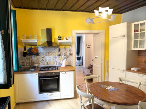 Кухня или мини-кухня в Casa Vacanze De' Britti

