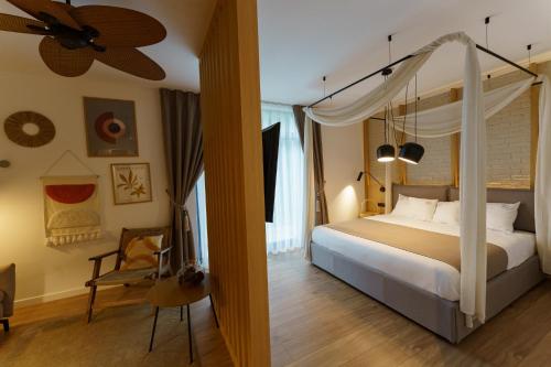 a bedroom with a bed and a ceiling fan at ArkWood Colibita in Colibiţa