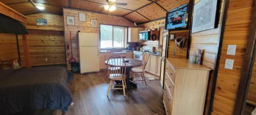 Dapur atau dapur kecil di Bone Creek Wilderness Retreat