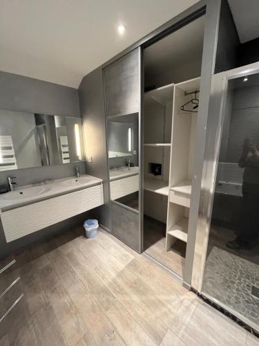 une salle de bain avec une douche, une baignoire et un lavabo dans l'établissement superbe loft, à Saint-Gaudens