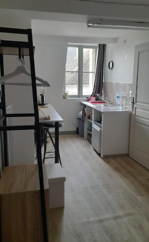 une pièce avec un bureau et une cuisine avec une échelle dans l'établissement Chambre indépendante de la Porte du Bois, à Joigny