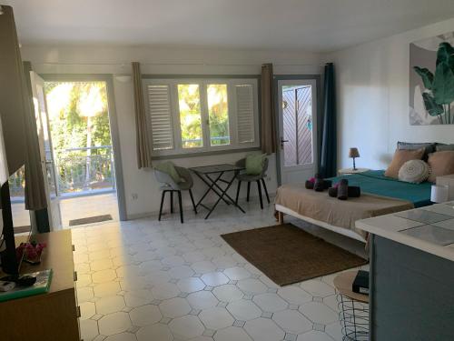 Ruang duduk di Le Flamboyant - studio 3* avec piscine proche golf