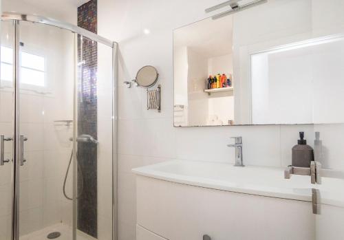 a white bathroom with a sink and a shower at Calle Goya 108 in Arguineguín