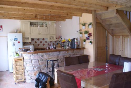 une cuisine avec une table et un comptoir dans l'établissement Berlugeon, à Ploeuc
