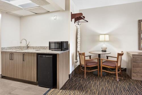 a room with a kitchen and a table and chairs at Americana Motor Inn on Boardwalk in Ocean City