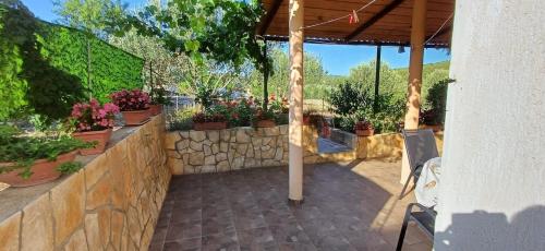 Taman di luar Apartments Saric