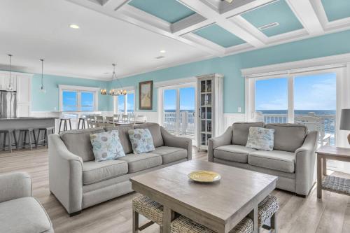 Χώρος καθιστικού στο Clear Skies by Oak Island Accommodations