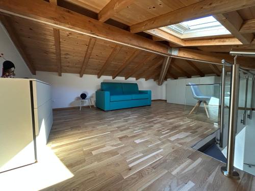 a living room with a blue couch and wooden ceilings at El Fossadeu-Biassa-Cinque Terre in Biassa