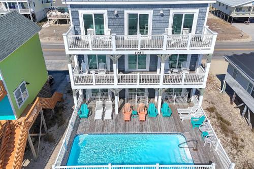 Πισίνα στο ή κοντά στο Clear Skies by Oak Island Accommodations