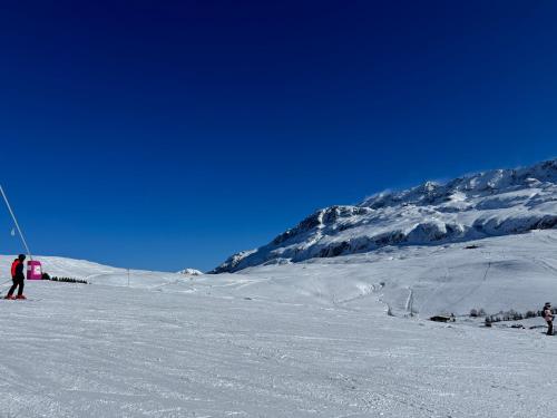 un groupe de personnes skier sur une montagne enneigée dans l'établissement Maison Anzin st aubin, à Anzin-Saint-Aubin